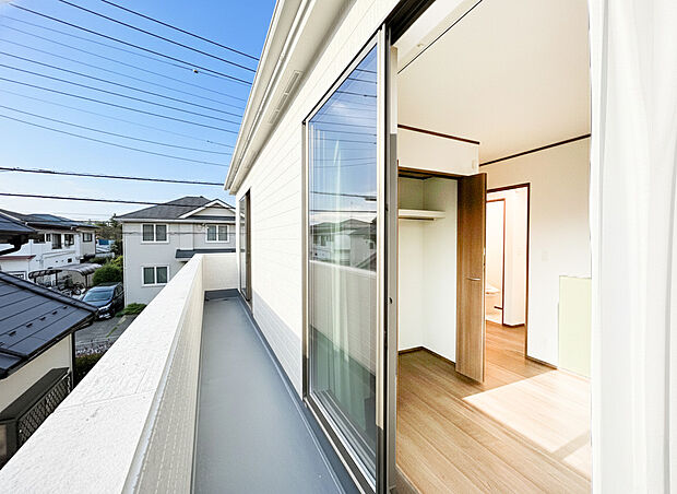 【落ち着いた住環境】お布団やシーツもまとめて干せます。広いバルコニーからたっぷりの光をうけたお布団やシーツから太陽の匂いが感じられます。1日のおわりに嬉しいですね。