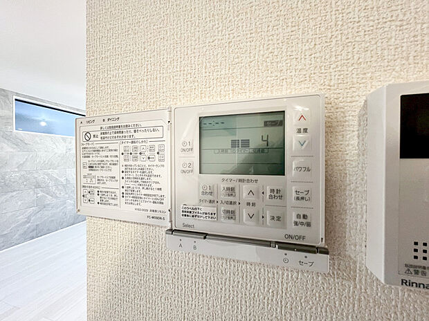 【床暖房】空気もクリーンでご家族に優しい床暖房付。足元からポカポカ温めるので空気を乾燥させることがなく、小さなお子様やお肌を気にする女性にもピッタリ。暖かな部屋に自然と集まるので、団らんの時間が増えますね！