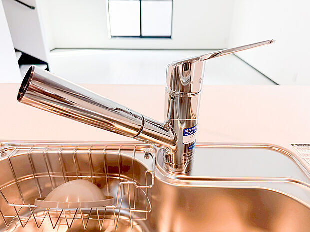 【浄水器】キッチンには浄水器を標準装備。最近は水を飲むという場面以外にも料理で使用したり、野菜を洗う場合もキレイな水で洗いたいという人が増えてきています!赤ちゃんのミルク用としても重宝いただけます。