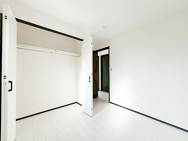 【居室収納】全居室には大型の収納クローゼットを完備!普段使いのお洋服や小物はもちろん、季節物のお洋服などもしっかりと整理整頓おしまい頂けます。居室空間をより広く隅々までお使いいただけますね。