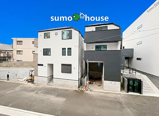 【洗練されたデザイン】車好きのパパも嬉しいビルトインガレージのある住宅。カーポート替わりに雨風から大切なお車を守り、お荷物の出し入れもゆっくり濡れずに行えます。自転車置きや物置スペースとしても重宝しますね!