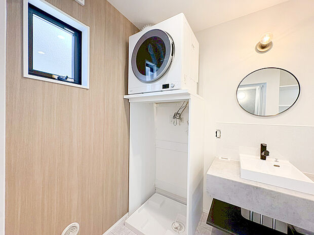 【乾太くん(ガス式乾燥機)】ガス式の衣類乾燥機は、パワーがあるので乾燥能力が高く、乾燥時間も短いのが特徴。電気式の衣類乾燥機と比べると、約3倍のスピードで乾かせます。小さなお子様がいらっしゃるご家庭には特に重宝する設備です!