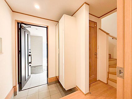 木の温もりを感じられる内装