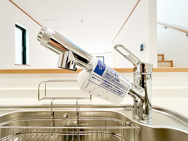【浄水器】キッチンには浄水器を標準装備。最近は水を飲むという場面以外にも料理で使用したり、野菜を洗う場合もキレイな水で洗いたいという人が増えてきています！赤ちゃんのミルク用としても重宝いただけます。