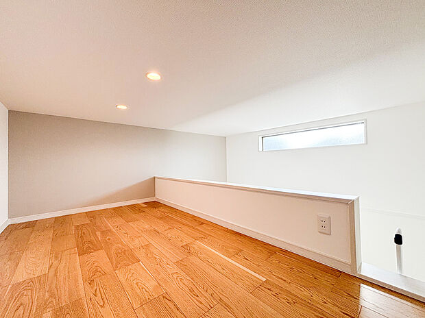 【大型ロフト収納】勾配天井を生かしたロフト収納スペースを完備。季節用品や捨てられないご家族の思い出もしっかりとおしまい頂けます。居室空間を邪魔しないスペースですので、多趣味で荷物の多いご家族にも嬉しい収納です。