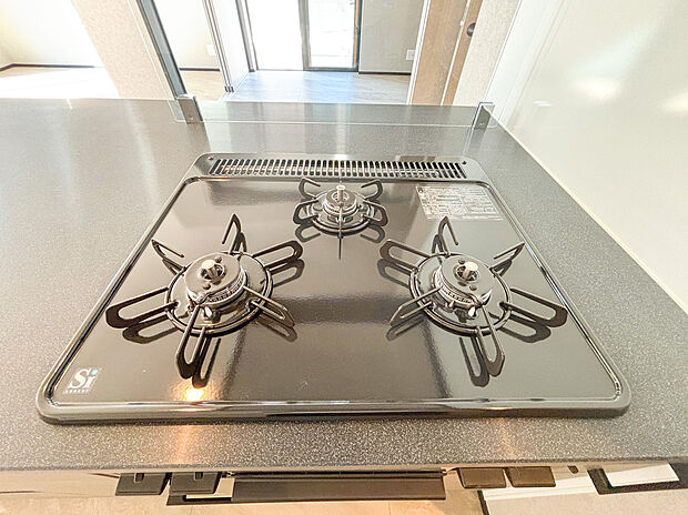 【システムキッチン】リビングに降り注ぐ明るい日差しがそのままキッチンにも柔らかく降り注ぐ明るい印象のキッチン廻り。リビングとキッチンの間に壁を設けてないフルオープンタイプですので、空間に一体感を感じられます。