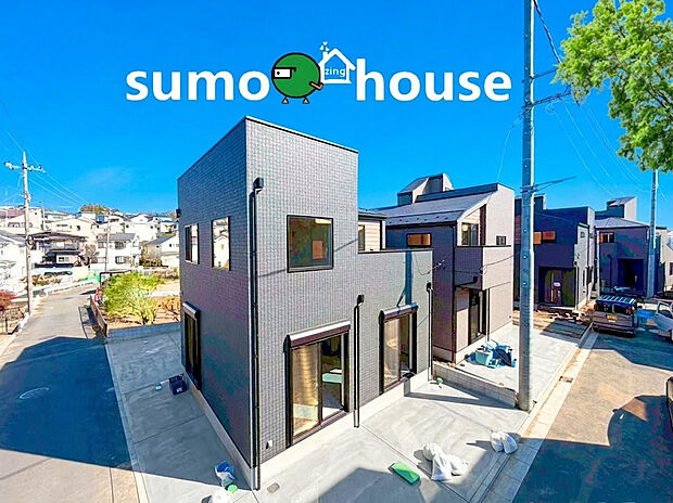 【洗練されたデザイン】周辺の街並みに調和する、ダークグレーを基調としたスタイリッシュでモダンな外観デザイン。洗練された美しいフォルムは、毎日帰宅するのが楽しみになるような自慢の邸宅です。