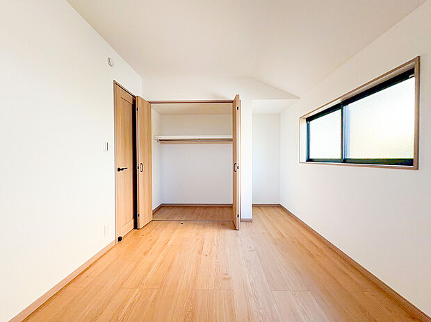 【居室】大きな窓から光が差し込む明るい室内 。衣類をたっぷり収納できるワイドなクローゼットを完備し、お部屋をスッキリ保てます 。木の温もりを感じるナチュラルな空間で、自分好みの快適な時間を過ごせます。