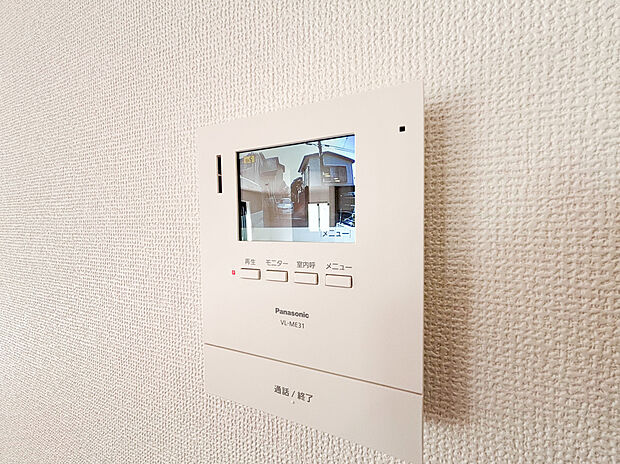 【TVモニター付きインターフォン】TVモニタ付インターホンでセキュリティ面にも配慮。来客を確認できるだけでなく、録画~の確認ができます!学校から帰ったお子様のお留守番にも安心なセキュリティ設備ですね。