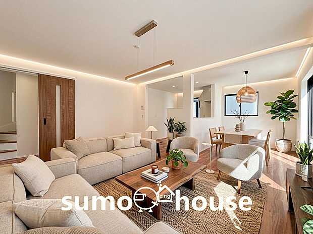 【リビング】白を基調とした壁と温かみのある木目調のフローリングが、開放的で心地よい空間を演出。 隣接する水回りや階段への動線もスムーズで、家族の気配を感じながらゆったりと過ごせる設計です。(家具等はCGです)