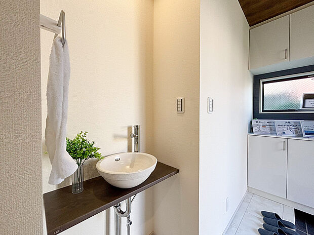 【独立洗面台】玄関を入ってすぐに手洗い場が設けられており帰宅後スムーズに手洗いができる「新しい生活様式」に配慮した設計。玄関には靴以外の収納も可能な充実の収納スペースが備わり 、常にすっきりとした空間を保てます。