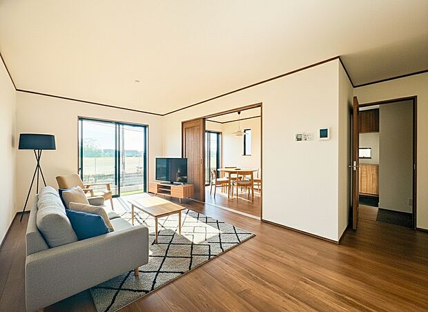 【リビング】【ポカポカ快適！床暖房付きLDK】17.37帖の広々リビングには足元から優しく暖める床暖房を完備！冬場もエアコンの風を気にせず、家族みんなで床に座ってくつろげます。(家具等はCGです)