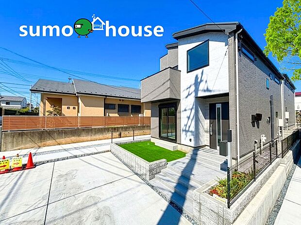 【洗練されたデザイン】周囲に高い建物がなく、青空に映える心地よい住環境です。 広い全面スペースを確保しており、室内にたっぷりと光を取り込む設計。