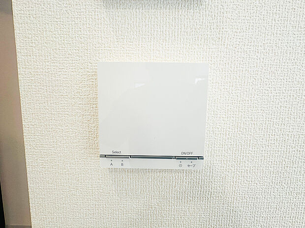 【床暖房】空気もクリーンでご家族に優しい床暖房付。足元からポカポカ温めるので空気を乾燥させることがなく、小さなお子様やお肌を気にする女性にもピッタリ。暖かな部屋に自然と集まるので、団らんの時間が増えますね！