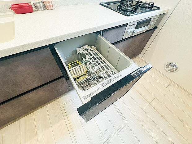 【食洗機】食器洗乾燥機付きで家族の食器もピカピカ。後片付けもラクラクこなせて、環境にもママの手にも優しい設備です。システムキッチン内に納まっているので、お料理の邪魔にもならずスッキリ快適にご利用いただけます。