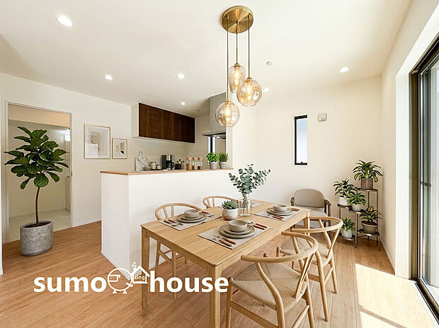 【キッチン】お料理やお皿洗いをしながらでも、リビングでくつろぐご家族と会話が楽しめる対面式。小さなお子様から目を離すことなく家事ができるので安心です。(家具等はCGです)