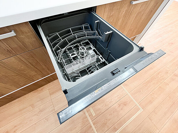 【食洗機】食器洗乾燥機付きで家族の食器もピカピカ。後片付けもラクラクこなせて、環境にもママの手にも優しい設備です。システムキッチン内に納まっているので、お料理の邪魔にもならずスッキリ快適にご利用いただけます。