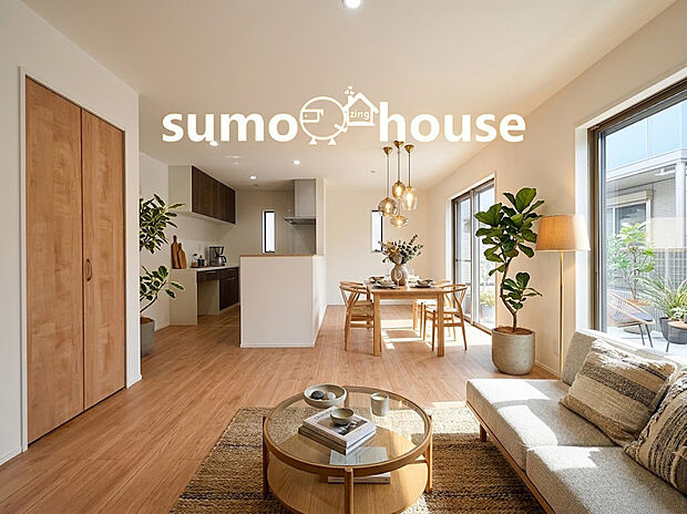 【リビング】【「今」すぐ見学可能！完成済みの新築物件】ぜひ現地でこの物件の魅力を体感してください。キッチン、洗面室、浴室をコンパクトにまとめた家事動線良好な間取り。(家具等はCGです)