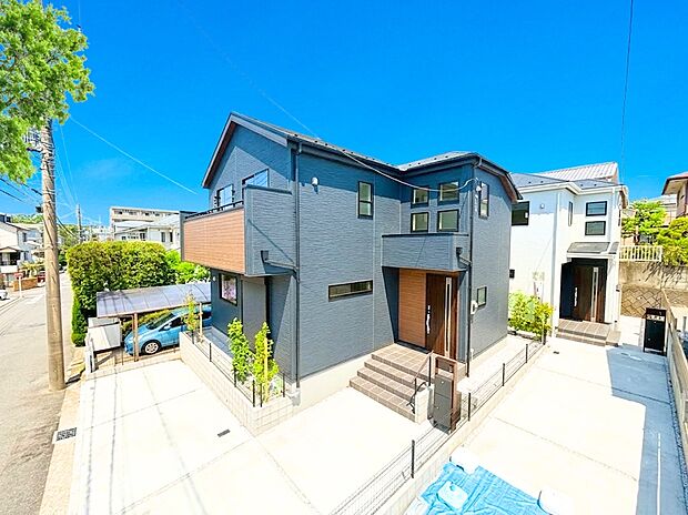 【長期優良&耐震最高等級のデザイナーズ住宅】2台駐車可能なカースペース（車種によります）。セカンドカー用として、自転車置き場や物置場として、お子様の遊ぶスペースとして、ゆとりある敷地だからこそ可能な多用途にご利用いただけるスペースです。