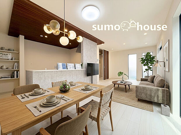 【リビング】料理中も家族との会話が弾む対面式キッチンを採用した、家族の絆を育むLDK。リビング全体を見渡せる開放的な間取りは、小さなお子様がいるご家庭でも安心して見守りながら家事がこなせます。(家具等はCGです)