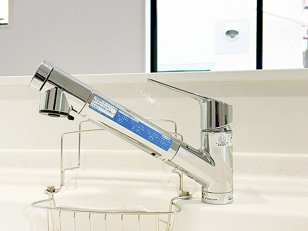 【浄水器】キッチンには浄水器を標準装備。最近は水を飲むという場面以外にも料理で使用したり、野菜を洗う場合もキレイな水で洗いたいという人が増えてきています!赤ちゃんのミルク用としても重宝いただけます。