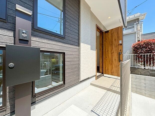 【洗練されたデザイン】周辺は落ち着いた戸建てが立ち並ぶエリア。高台ならではの陽当たりの良さと通風の良さが魅力です。一日中明るい光が差し込む室内で、心地よい風を感じながら、健康的な毎日を過ごすことができる邸宅です。