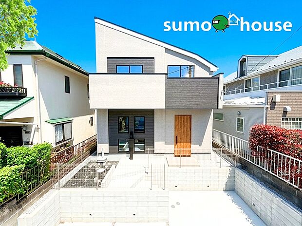 【落ち着いた住環境】深く豊かな緑と爽快な青い空を感じる、まるで杜の中に暮らすような心地よさを存分に堪能いただける邸宅です。最高グレードの設備仕様が標準装備の新築住宅で快適で便利な生活をお送り頂ける一品です。