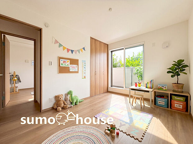 【居室】白を基調とした壁紙と温かみのあるフローリングはどんなインテリアとも調和します。各洋室には大容量のクローゼットを設置。全居室が2面採光となっており、一日中明るい陽射しが差し込みます。(家具等はCGです)