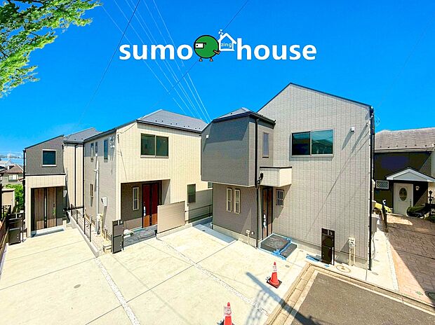【洗練されたデザイン】スタイリッシュなデザインの外観は、訪れる人を優しく迎えます。カラーモニター付インターホンを完備し、セキュリティ面にも配慮。前面道路との繋がりも良く、カースペースも確保された機能的で大変美しい外観です。