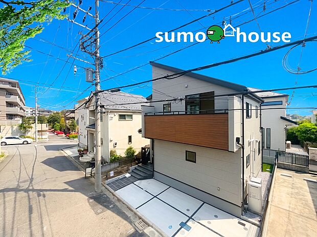 【長期優良認定デザイナーズ住宅】厳しい基準をクリアした長期優良住宅認定物件で、税制優遇や安心の住環境。外観は洗練されたモダンスタイル。バルコニーの木目調パネルが個性をプラスしますね。