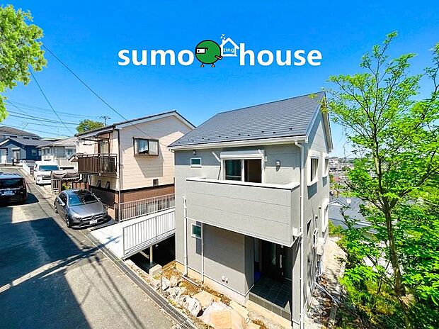 【洗練されたデザインの新築戸建】深く豊かな緑と爽快な青い空を感じる、まるで杜の中に暮らすような心地よさを存分に堪能いただける邸宅です。最高グレードの設備仕様が標準装備の新築住宅で快適で便利な生活をお送り頂ける一品です。