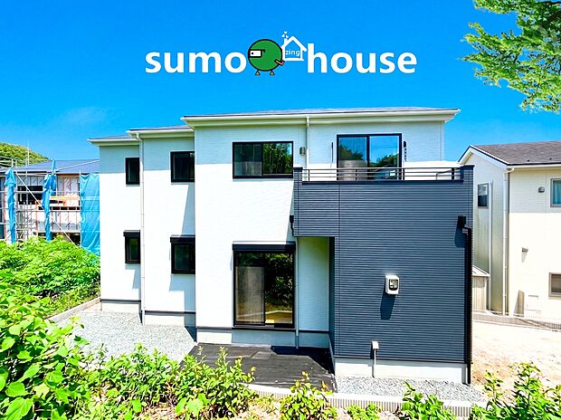 【敷地約50坪のゆとりと洗練されたデザインのデザイナーズ住宅】深く豊かな緑と爽快な青い空を感じる、まるで杜の中に暮らすような心地よさを存分に堪能いただける邸宅です。最高グレードの設備仕様が標準装備の新築住宅で快適で便利な生活をお送り頂ける一品です。