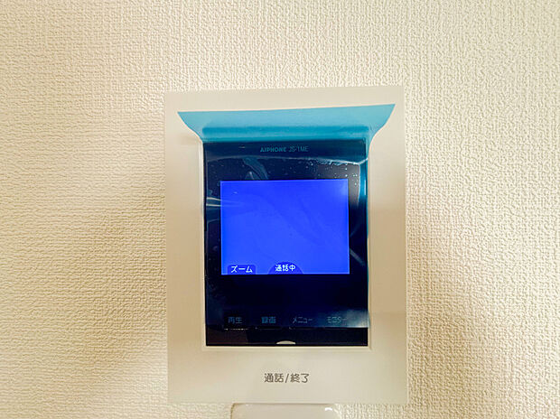 【TVモニター付きインターフォン】TVモニタ付インターホンでセキュリティ面にも配慮。来客を確認できるだけでなく、録画機能で留守中の来訪者の確認ができます!学校から帰ったお子様のお留守番にも安心なセキュリティ設備ですね。