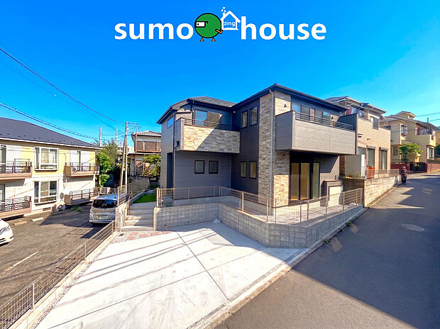 【落ち着いた住環境と洗練されたデザイン住宅】敷地内にはカースペースが並列でゆったりと確保されており、大きなお車の駐車や複数台でのご利用にも対応可能です。前面道路からお車の出し入れも非常に簡単に行えるため、日々の運転やお出かけも快適に楽しめます。