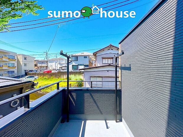 【落ち着いた住環境】洗濯物もたっぷりと干せる開放感あふれる広々バルコニーです。陽当たりが非常に良好なため、晴れた日には布団を干せばお日様の香りに包まれます。風が通り抜ける心地よい空間は、日常の家事スペースとして大活躍。