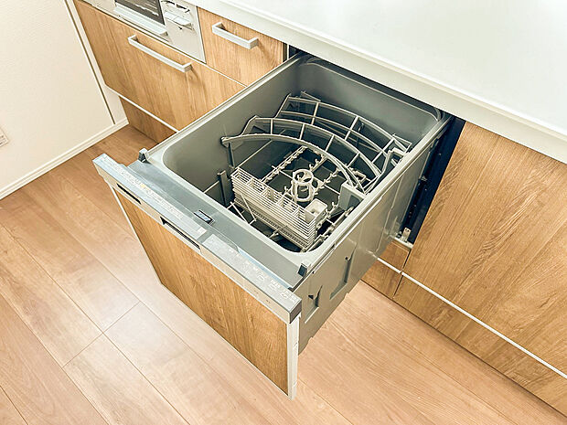 【食洗機】食器洗乾燥機付きで家族の食器もピカピカ。後片付けもラクラクこなせて、環境にもママの手にも優しい設備です。システムキッチン内に納まっているので、お料理の邪魔にもならずスッキリ快適にご利用いただけます。
