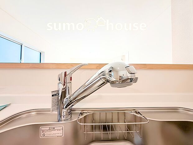 【浄水器】キッチンには浄水器を標準装備。最近は水を飲むという場面以外にも料理で使用したり、野菜を洗う場合もキレイな水で洗いたいという人が増えてきています！赤ちゃんのミルク用としても重宝いただけます。
