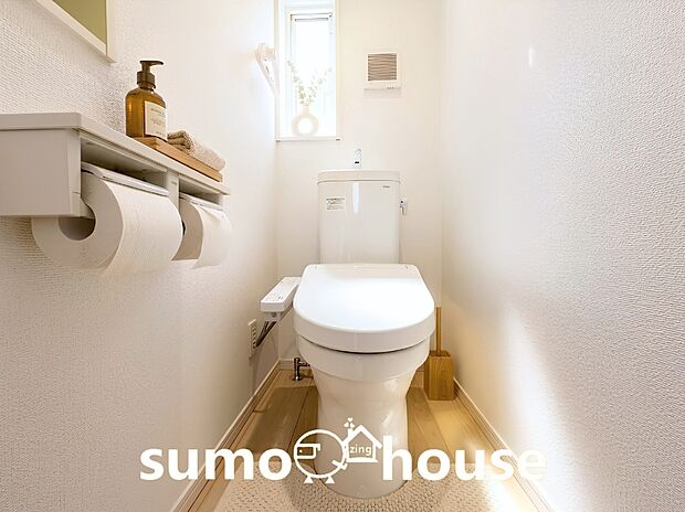 【ウォシュレットトイレ】白を基調としたトイレは温水洗浄便座を備えており、小窓もある明るく清潔な空間です。(家具等はCGです)