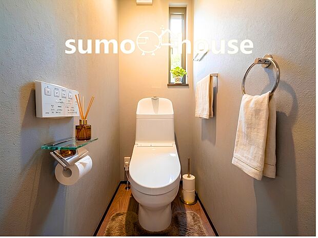 【ウォシュレットトイレ】トイレはすっきりとしたデザインで、おしゃれなガラス製の棚付きホルダーが魅力です。(家具等はCGです)