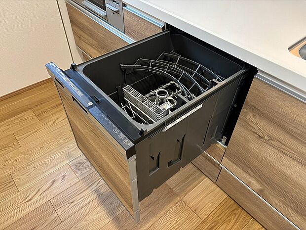 【食洗機】毎日の家事の負担を大幅に軽減してくれる、ビルトインタイプの食器洗い乾燥機を標準装備しています。食後の面倒な洗い物を自動で行ってくれるため、ご家族と一緒にゆったりとくつろいで過ごす時間を増やすことができます。キッチンにすっきりと収まる美しいデザインなので、見た目も非常に美しいです。