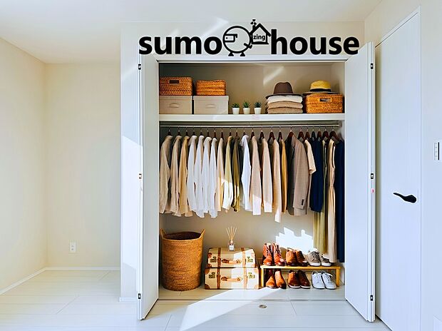 【居室収納】全居室には大型の収納クローゼットを完備!普段使いのお洋服や小物はもちろん、季節物のお洋服などもしっかりと整理整頓おしまい頂けます。居室空間をより広く隅々までお使いいただけますね。(家具等はCGです)