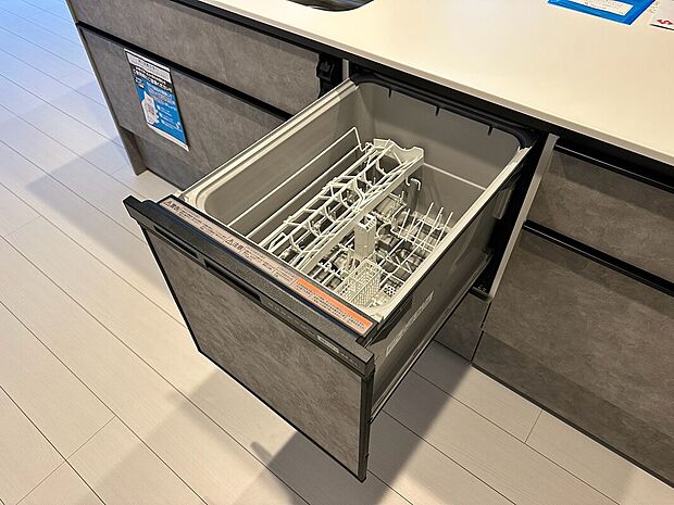 【食洗機】ビルトイン食器洗い乾燥機を標準装備しておりますので、面倒な食後の後片付けの負担を大きく軽減します。