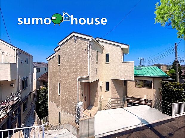 【菊名駅徒歩12分の好立地に建つ洗練されたデザイン住宅】テレワーク等新しいライフスタイルの変化にも柔軟に対応できるよう、お部屋に空配管とLAN配線が完備されています。インターネット環境をスムーズに構築することが可能であり、快適なスマートライフを実現します。