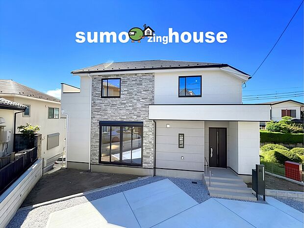 【敷地158m2超の新築デザイナーズ住宅！】深く豊かな緑と爽快な青い空を感じる、まるで杜の中に暮らすような心地よさを存分に堪能いただける邸宅です。最高グレードの設備仕様が標準装備の新築住宅で快適で便利な生活をお送り頂ける一品です。