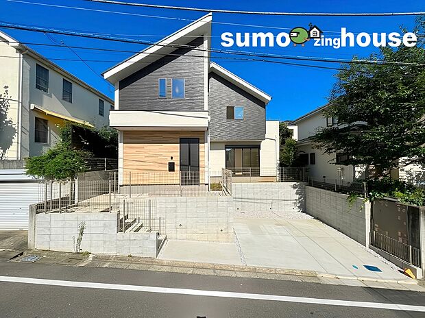 【駐車並列2台可能なゆとりをもつ新築デザイナーズ住宅】白とグレーのツートンカラーが美しく映えるモダンでスタイリッシュな外観デザインです。南西道路に面しており陽当たりが大変良く明るく心地よい佇まいが魅力的で日々の暮らしを華やかに彩ります。