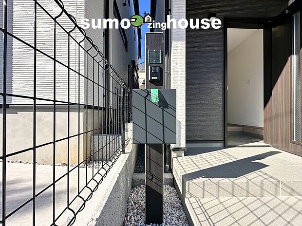【長期優良&耐震最高等級取得のデザイナーズ住宅】ＴＶモニタ付インターホンでセキュリティ面にも配慮。来客を確認できるだけでなく、録画機能で留守中の来訪者の確認ができます！学校から帰ったお子様のお留守番にも安心なセキュリティ設備ですね。