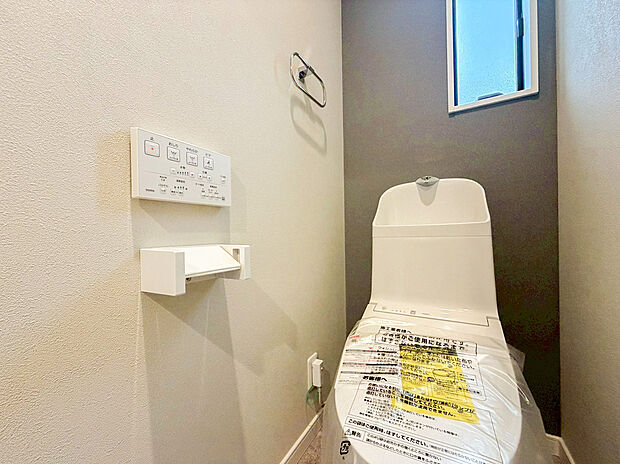 【ウォシュレットトイレ】毎日使うトイレだからこそ、一年中快適に過ごせる温水洗浄便座を標準装備しています。冬場のヒヤッとする不快感を軽減する暖房便座機能も付いており、いつでもリラックスできる清潔な空間を保てます。壁紙や床材にもこだわり、ご家族や来客時にも安心してお使いいただける落ち着いた仕様のプライベート空間となっています。