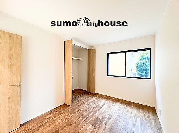 【2面採光の明るい居室】洋室のフローリングは傷や汚れがつきにくい素材を採用しているため、日々のお掃除やお手入れも大変簡単で、お子様が元気いっぱいに遊ぶお部屋としても安心して長くお使いいただくことが可能です。