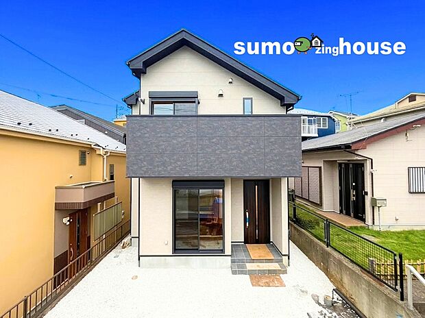 【駐車並列2台可能な新築オール電化デザイナーズ住宅】並列2台駐車可能なカースペース(車種によります)。セカンドカー用として、自転車置き場や物置場として、お子様の遊ぶスペースとして、ゆとりある敷地だからこそ可能な多用途にご利用いただけるスペースです。