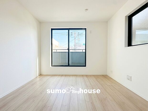 【2面採光の明るい居室】温かみのある木目が美しい上質なフローリングがお部屋全体に落ち着きを与えてくれます。素足で歩いても心地よく掃除機掛けや拭き掃除もスムーズに行えるため毎日のお手入れも簡単です。